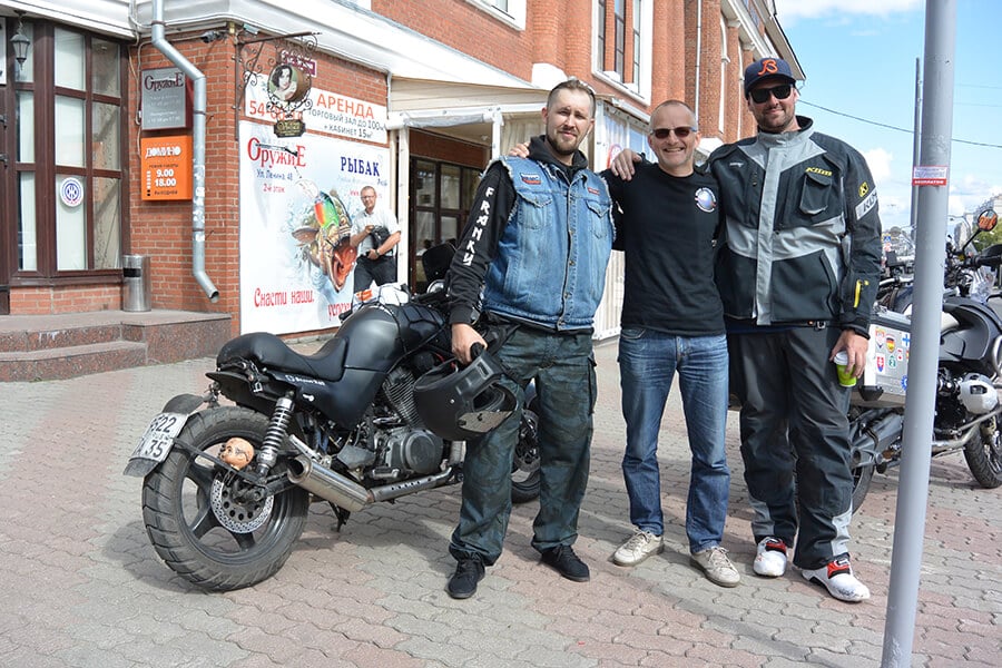 >Meeting local motorcyclist in Cherepovets